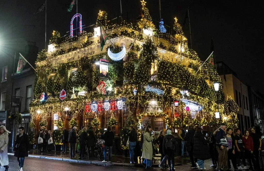 55 karácsonyfa 150 ezer led fény dísz London pub 