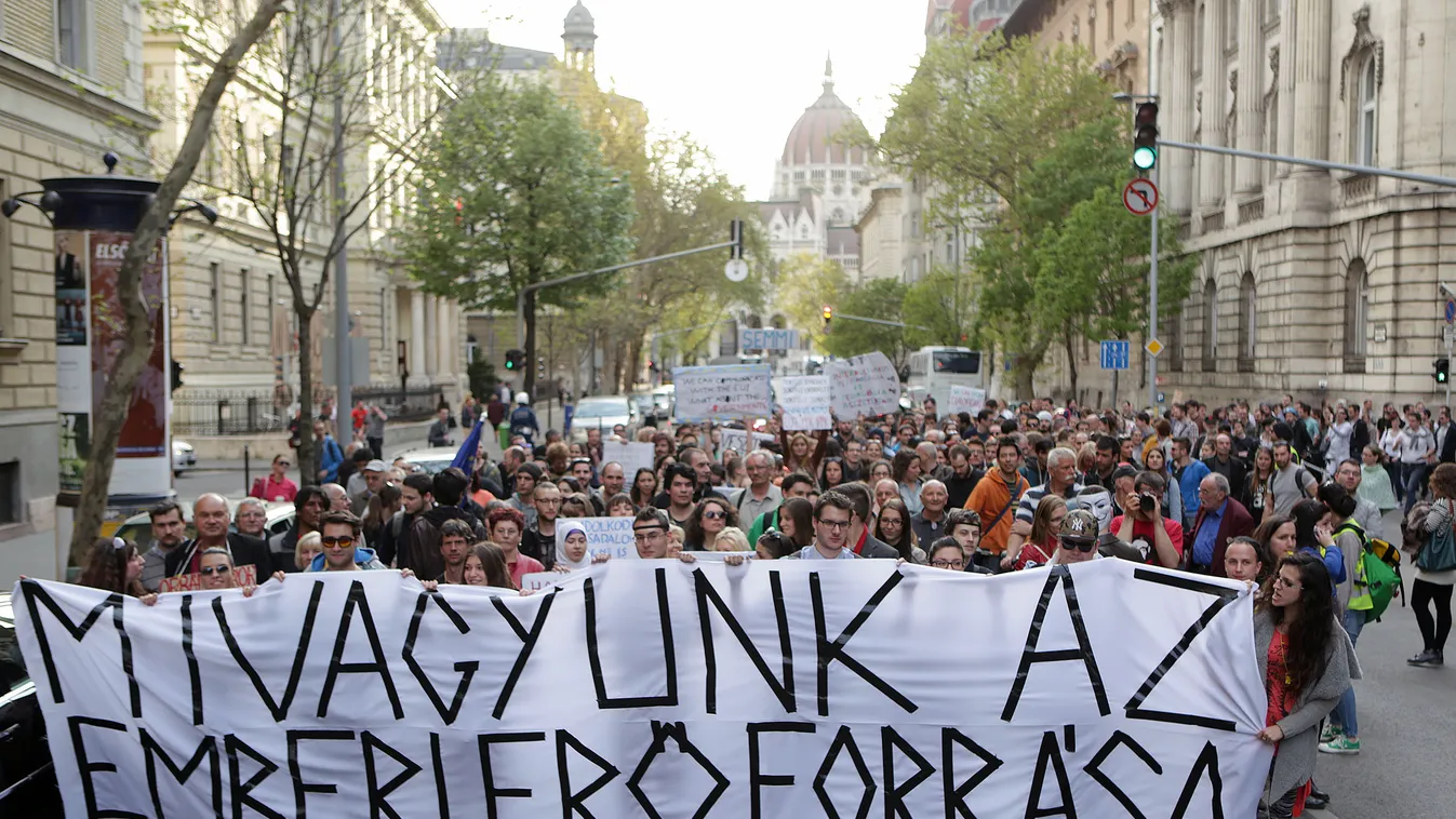 Tüntetés az Emberi Erőforrások Minisztériuma elött és szolidaritás felvonulás 2015 április 22-én Tüntetés az Emberi Erőforrások Minisztériuma elött és szolidaritás felvonulás 2015 április 22-én 