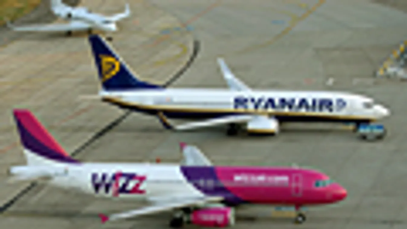 Wizzair és Ryanair fapados légitársaságok gépei állnak a Ferihegy I. repülőtéren 