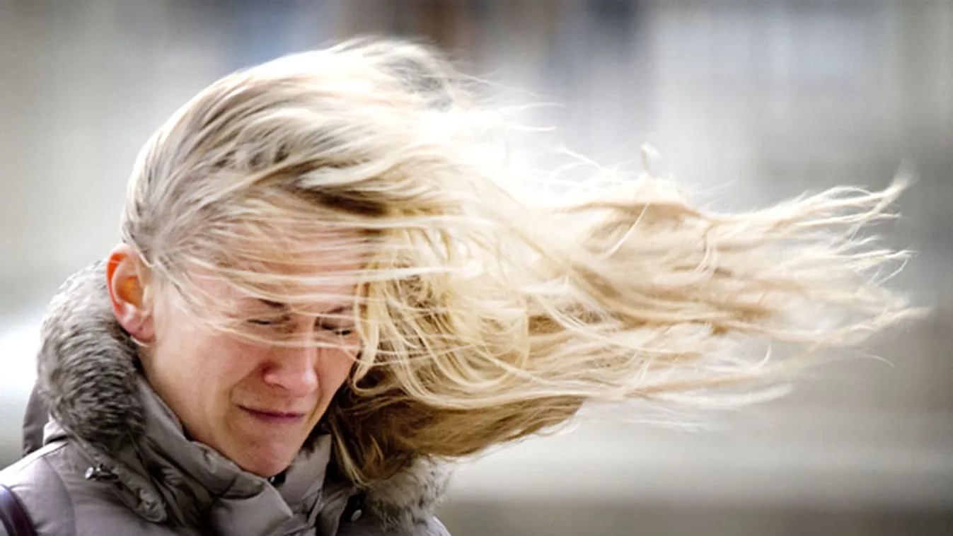 Egy járókelő küzdi át magát a heves széllőkéseken Rotterdamban, Xaver orkán