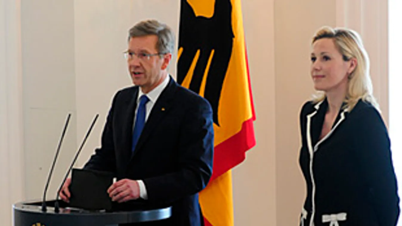 Lemondott a német köztársasági elnök, Christian Wulff, amit a feleségével, Bettinával közösen jelentett be 2012.02.17-én Berlinben
