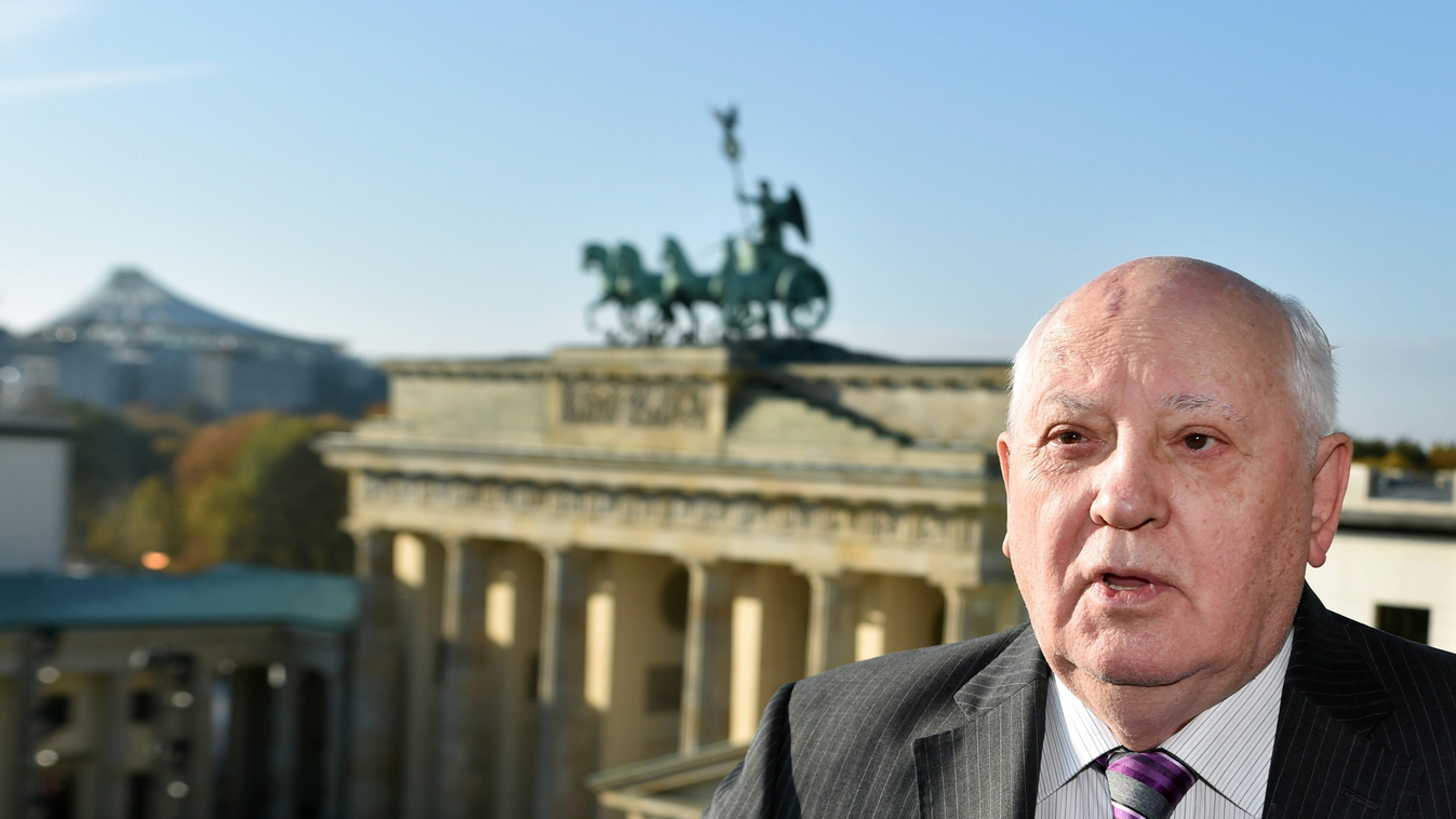 GORBACSOV, Mihail Szergejevics Berlin, 2014. november 8.
Mihail Gorbacsov, az egykori Szovjetunió utolsó elnöke egy erkélyen a Brandenburgi kapu közelében Berlinben 2014. november 8-án. Gorbacsov a berlini fal leomlásának 25. évfordulója alkalmából tartan