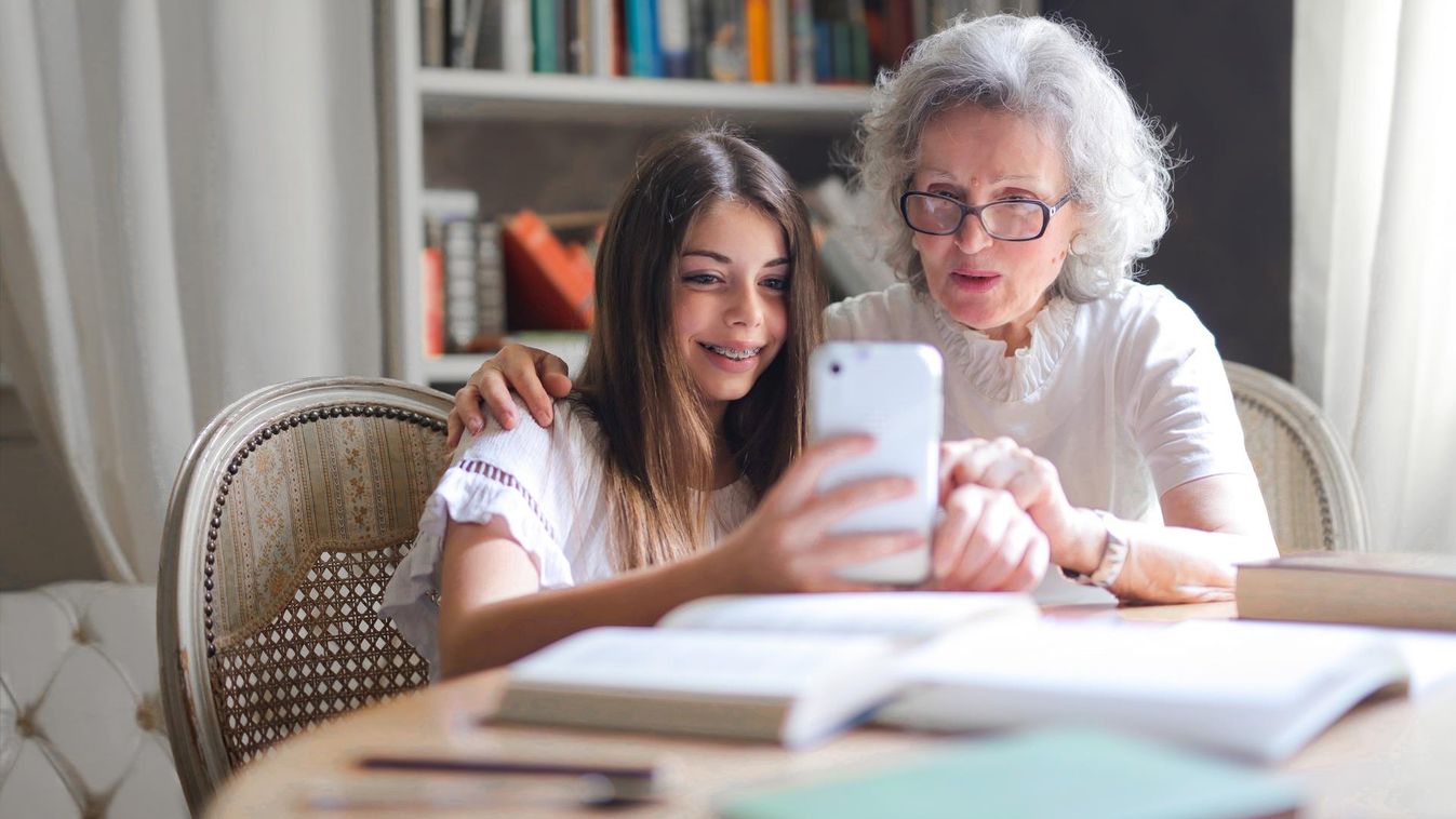 idős mobilozás okostelefon szelfi selfie tanulás 