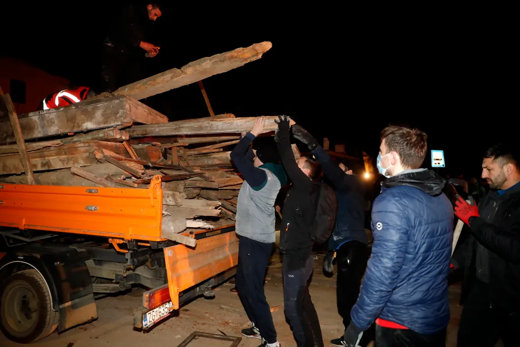 Horvátország, földrengés 2020.12.30. earthquake  ÁLTALÁNOS KULCSSZÓ KÖZLEKEDÉSI ESZKÖZ romeltakarítás teherautó 
