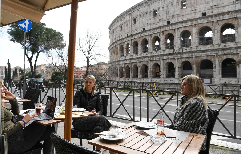 koronavírus, újra nyitva, Olaszország, Colosseum, Róma, étterem 