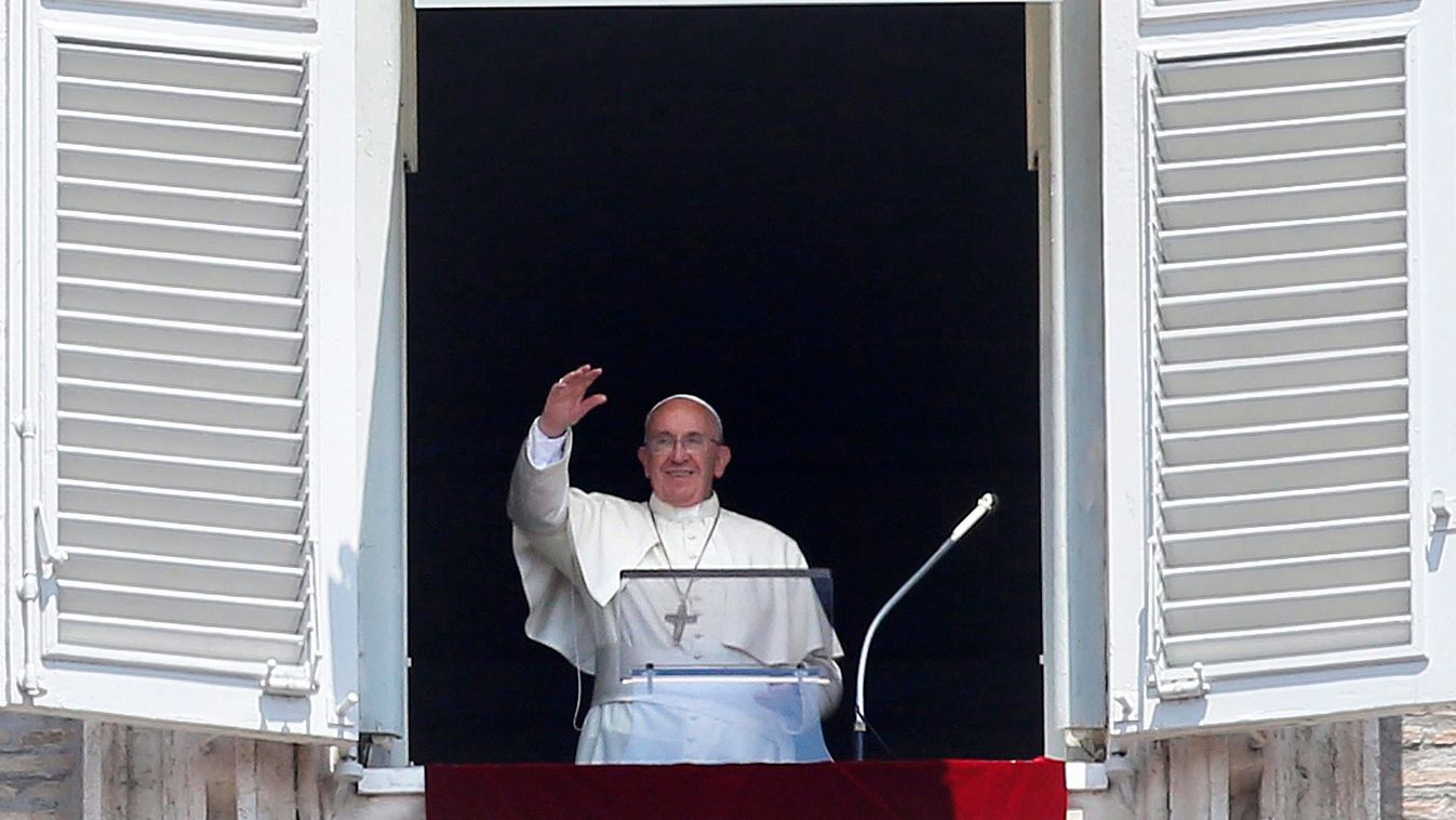 FERENC pápa Vatikánváros, 2015. június 7.
Ferenc pápa Úrangyala (Angelus) imádságát mondja a vatikáni Szent Péter térre néző dolgozószobájának ablakából 2015. június 7-én. (MTI/EPA/Fabio Frustaci) 