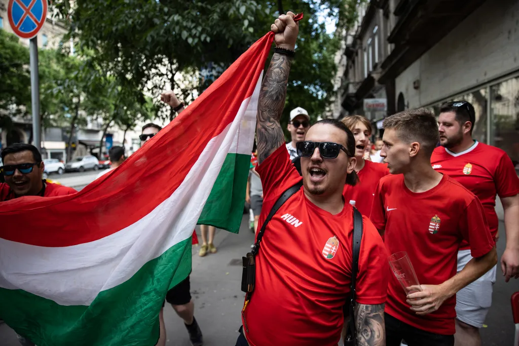 Foci EB, labdarúgó Európa-bajnokság, Euro 2020, labdarúgás, magyar válogatott, szurkoló, szurkolás, drukker, vonulás, tömeg, Szurkolók vonulása a döntetlen után, Budapest, Magyarország - Franciaország, Budapest, 2021.06.19. 