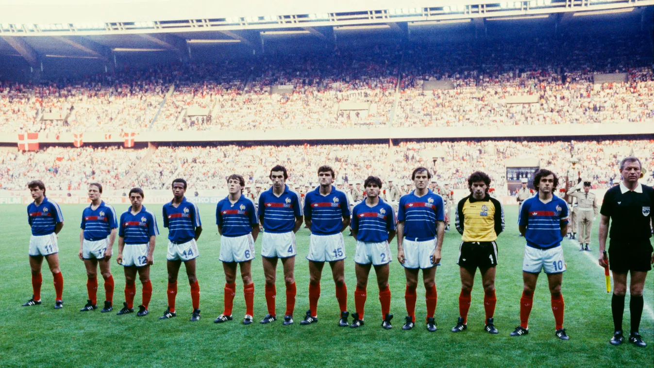 FBL-EURO84-FRA-DEN Horizontal FOOTBALL EUROPEAN CHAMPIONSHIP FULL-LENGTH SIDE BY SIDE FRENCH TEAM SOCCER PLAYER GRANDSTAND SPECTATORS, franciaország, 1984, euro 