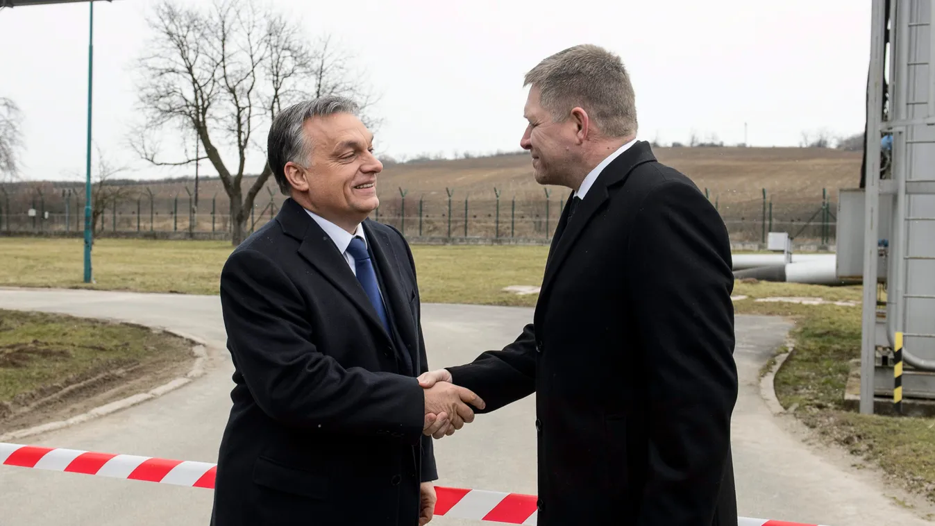 Orbán Viktor; FICO, Robert Kistompa, 2015. február 9.
Orbán Viktor miniszterelnök (b) és Robert Fico szlovák kormányfő kezet fog a Barátság I. kőolajvezeték felújítása alkalmából rendezett ünnepségen a szlovák Transpetrol kőolajszállító vállalat kistompai