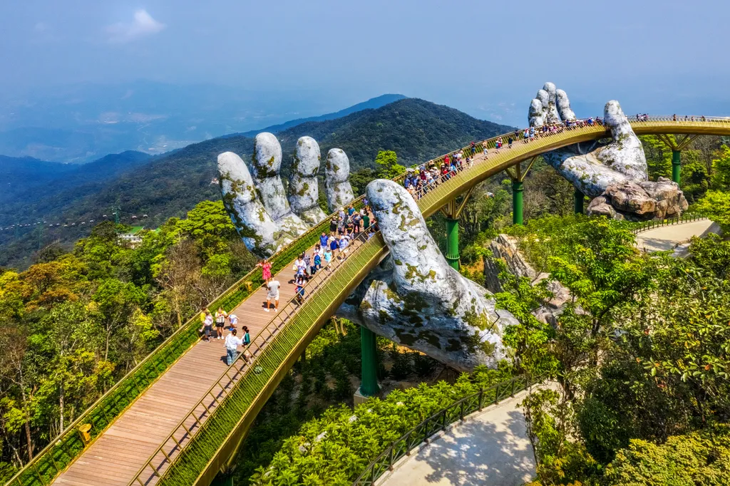 A világ hídjai galéria, A világ legérdekesebb hídja a Golden Bridge Vietnamban a Bà Nà Hills üdülőhelyen 