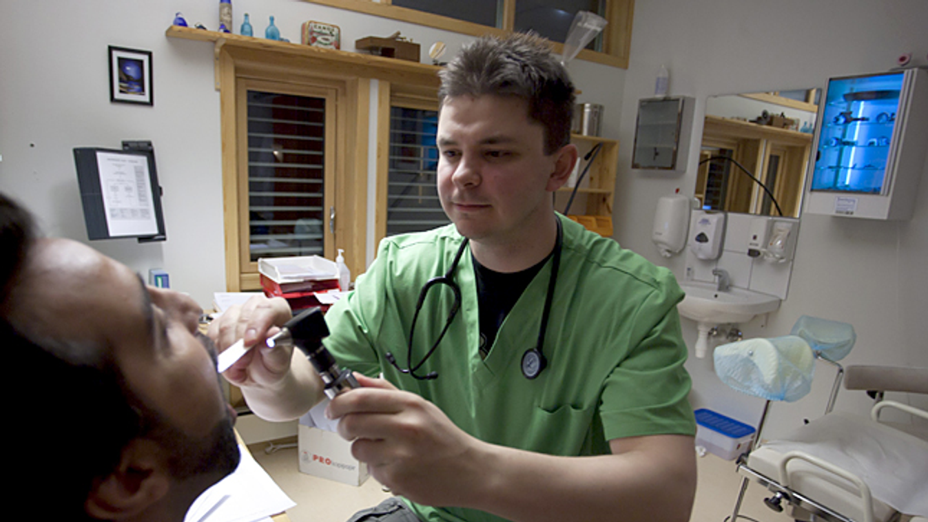 rezidensek elvándorlása, orvos, külföldi munkavállalás, Karosi Zoltán egy beteget vizsgál az észak-norvégiai Alta városban lévő háziorvosi rendelőjében 