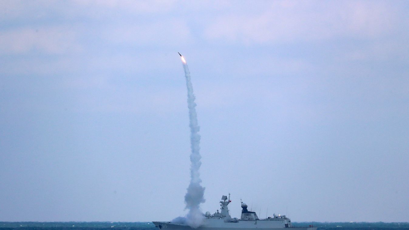 Kelet-kínai-tenger, 2022. december 29.
A Hszinhua kínai hírügynökség felvételén a kínai haditengerészet Pincsou fregattja rakétát lő ki a Kelet-kínai-tengeren egy hétnapos kínai-orosz hadgyakorlat zárónapján, 2022. december 27-én.
MTI/AP/Hszinhua/Hszü Vej