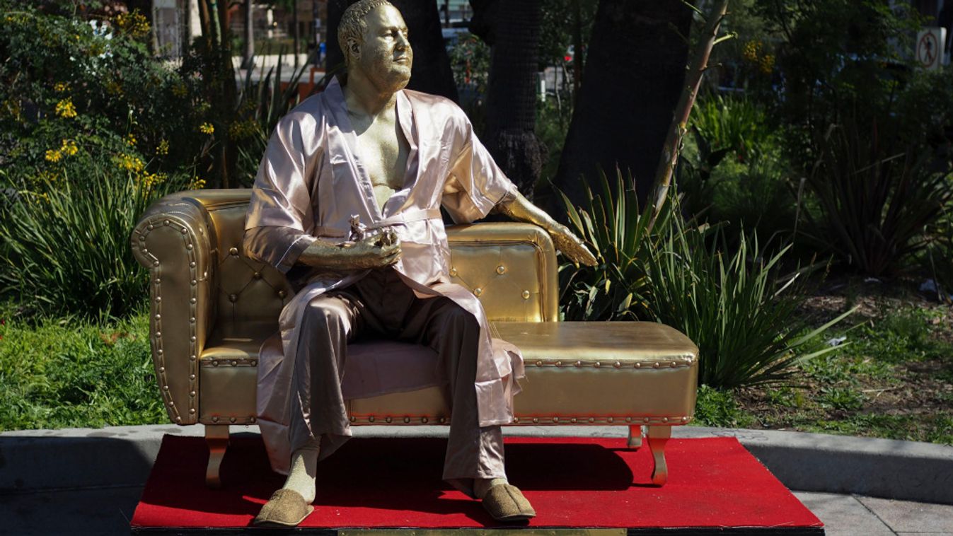 Golden Harvey Weinstein street art in Hollywood, Los Angeles, USA - 01 Mar 2018 GOLDEN HARVEY WEINSTEIN STREET ART HOLLYWOOD LOS ANGELES USA 01 MAR 2018 A GUERILLA INSTALLATION ENTITLED CASTING COUCH SITS BOULEVARD AHEAD ACADEMY AWARDS CALIFORNIA MARCH FI