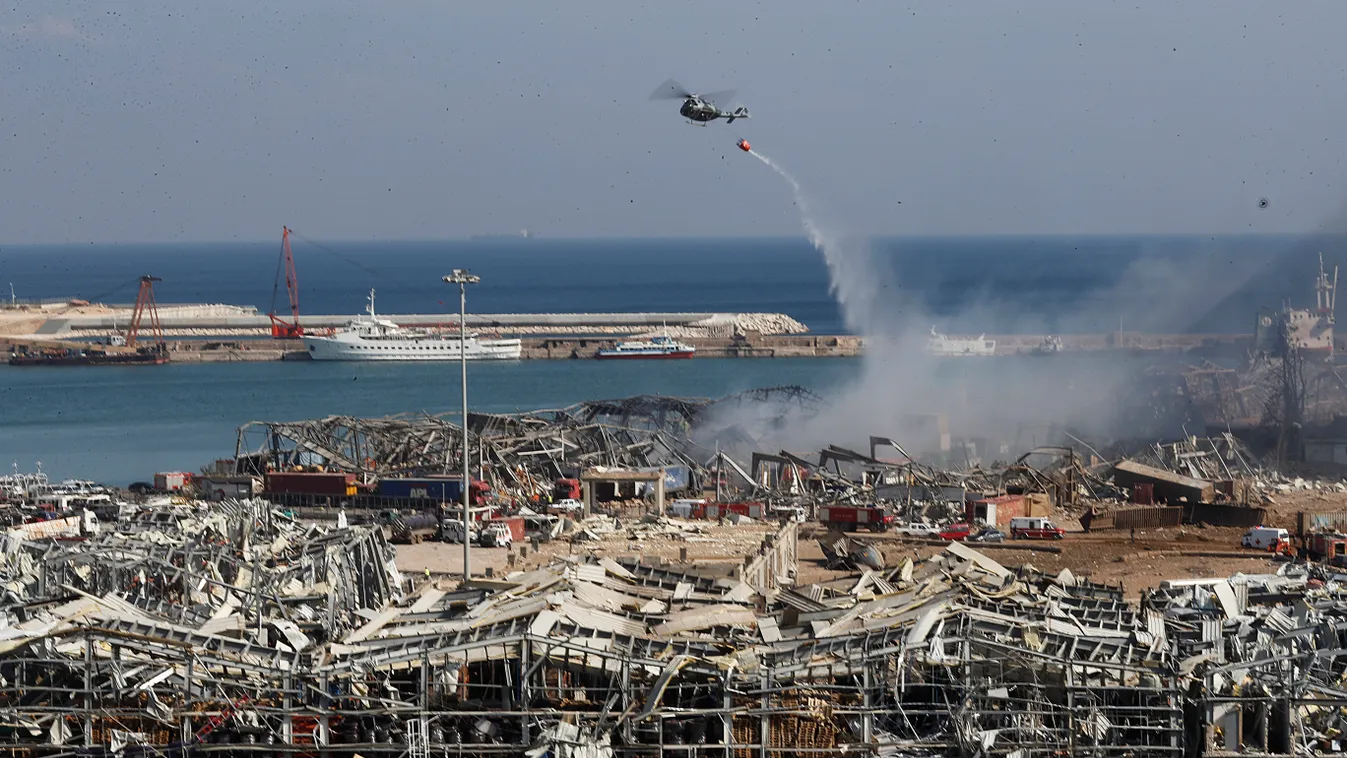 Bejrút, 2020. augusztus 5.
Katonai helikopterről locsolják a még füstölgő romokat a bejrúti kikötőben történt előző napi hatalmas robbanást követően 2020. augusztus 5-én. A detonáció következtében legkevesebb száz ember életét vesztette, több mint négyezr