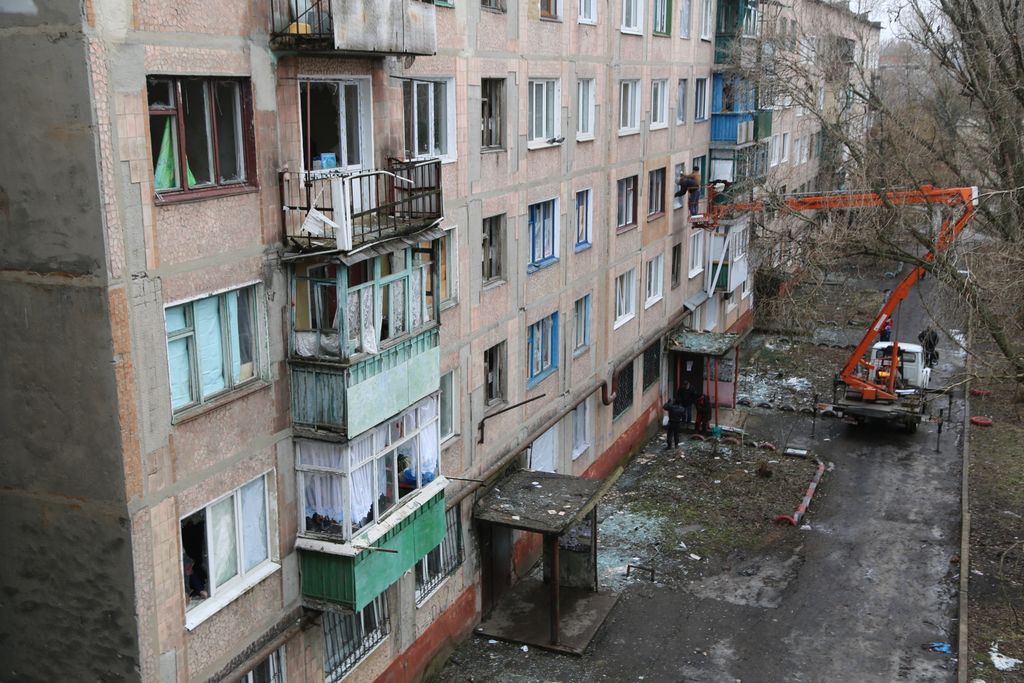 Ukrán válság 2022, orosz, ukrán, háború, Ukrajna, Horlivka, Donetsk, rakétatámadás, megrongálódott lakóház, épület 
