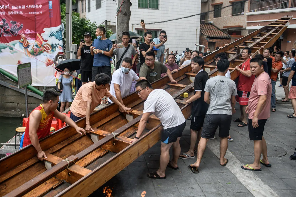 Sárkányhajó Kína Dragon boat drifting in China’s Foshan Dragon Boat,festival Horizontal 