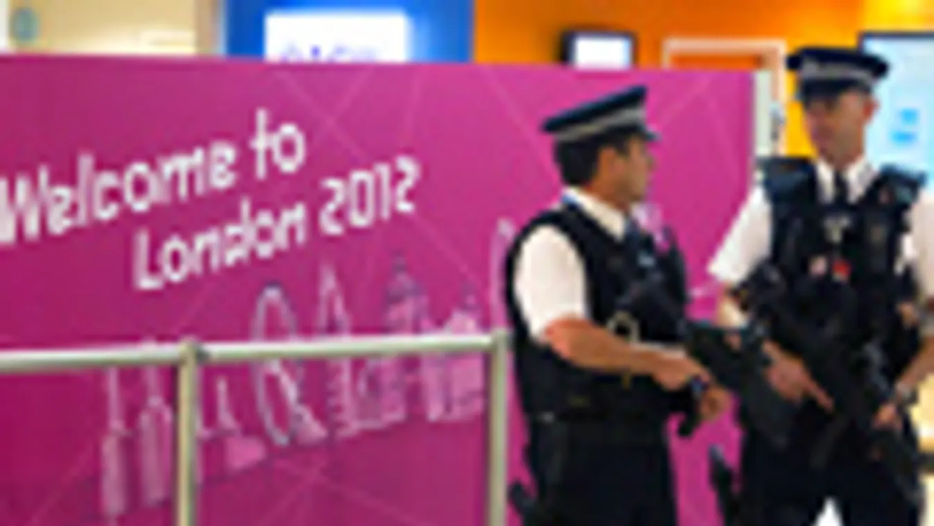 A diplomácia és a londoni olimpia, fegyveres rendőrök a Heathrow repülőtéren 