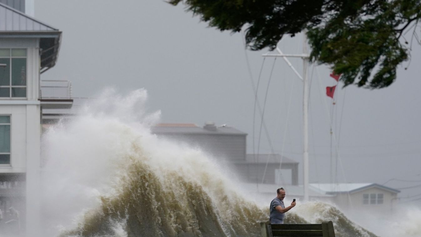 New Orleans, 2021. augusztus 30.
A hatalmas hullámokat fotózza egy férfi az Ida névre keresztelt trópusi vihar érkezésekor a Pontchartrain-tó partján New Orleansban 2021. augusztus 29-én.
MTI/AP/Gerald Herbert 