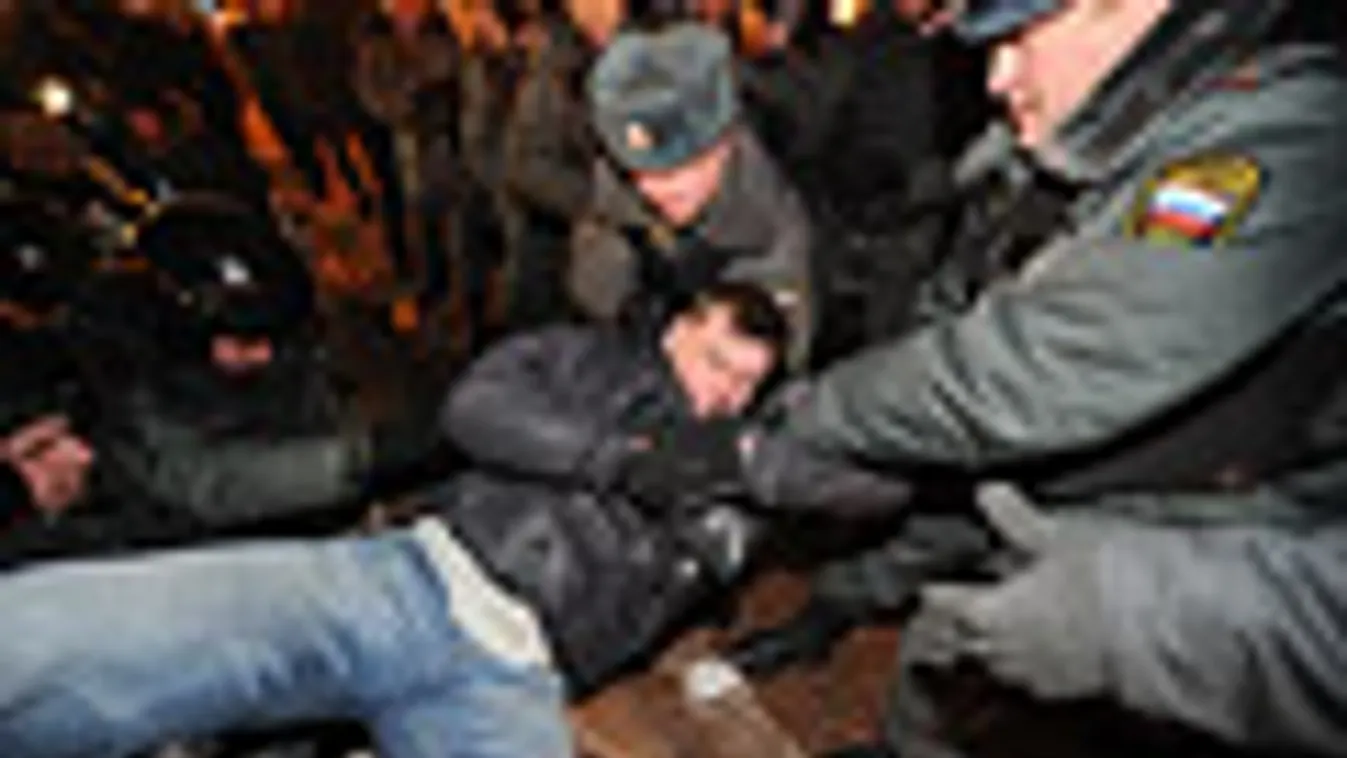Oroszország, Moszkva, elnökválasztás, ellenzéki tüntetés, tüntetőket vesznek őrizetbe a rendőrök a Pusinszkaja téren 2012.03.05-én