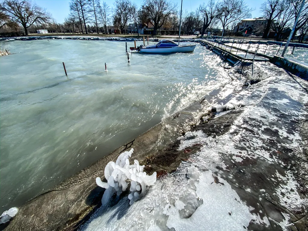 befagyott balaton, jeges balaton, időjárás, jég, tél 