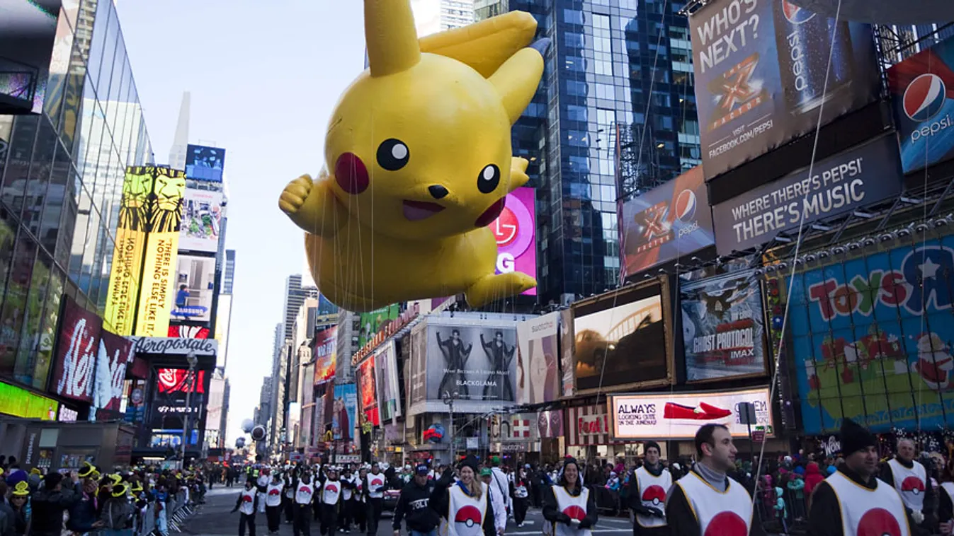 Pikachu léggömb egy felvonuláson New Yorkban a Time Square-n