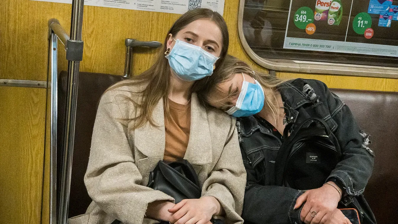 koronavírus, vírus, járvány, Ukrajna,  maszk, védőfelszerelés, tömegközlekedés, metró, utazás 