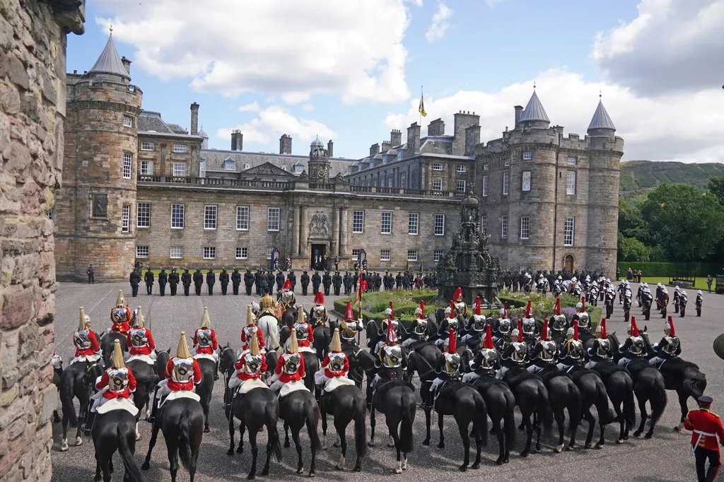 Skócia koronázás III Károly
Katonák és a lovas díszőrség tagjai állnak sorfalat III. Károly brit király felesége, Kamilla királyné edinburgh-i rezidenciája, a Holyroodhouse-palota előtt 2023. július 5-én. A hagyomány szerint a 