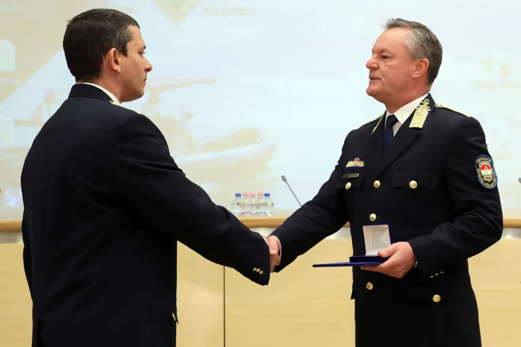 ORFK díjátadó 2019 február 18-án
az országos rendőrfőkapitány elismerésben részesíti a Fővárosi Törvényszékről 2019.február 15-én a biztonsági felügyelő megszerzett lőfegyverével megszökött Sz.Károly 36 perc alat  történt elfogásában kiemelkedő rendőröke 