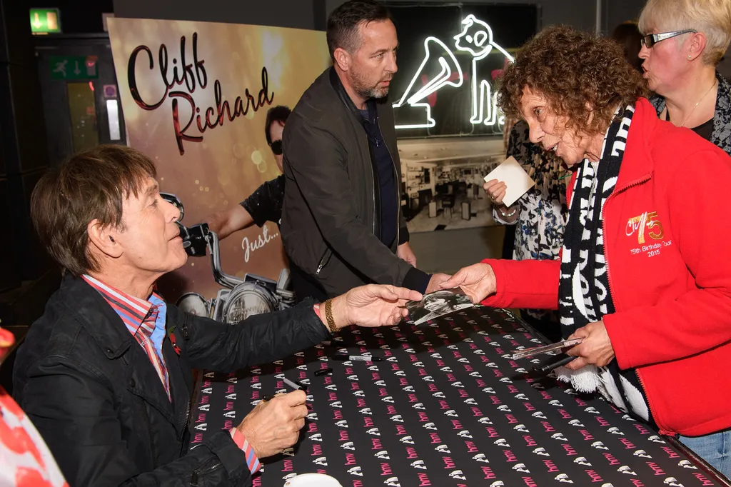 2016 Cliff Richard-galéria  Sir Cliff Richard Signs Copies Of His New Album 'Just Fabulous Rock 'n' Roll' 