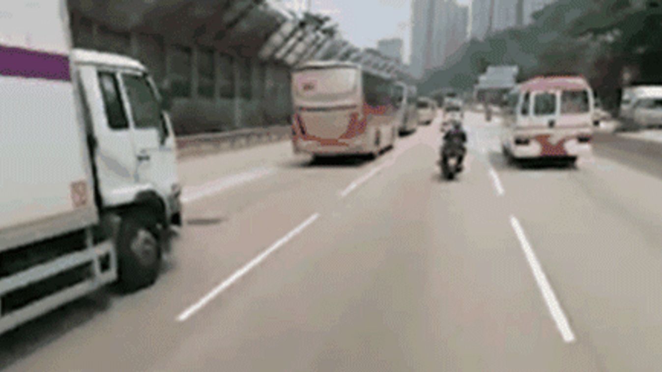 Hong Kong, Hongkong, baleset, busz, buszbaleset, mintegy 70 ember megsérült közlekedési baleset, 2023, GIF 