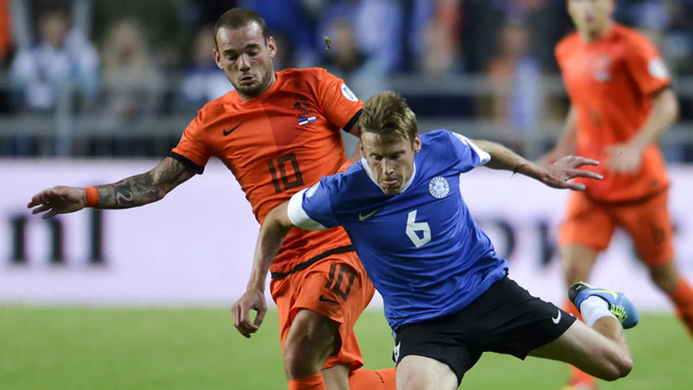 észt-holland vb-selejtező, Wesley Sneijder és Aleksandr Dmitrijev küzd a labdáért
