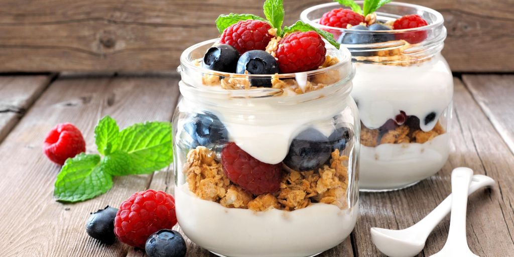 joghurt granola gyümölcs  Egészséges tízóraik, amiket a gyerekek is imádni fognak 