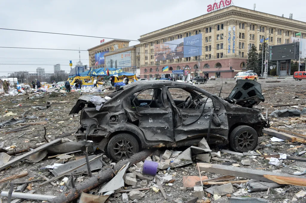 Ukrán válság 2022, ukrán, orosz, háború, Kharkiv, Harkiv, Ukrajna, rakétatámadás, robbanás, romok, város, utca 