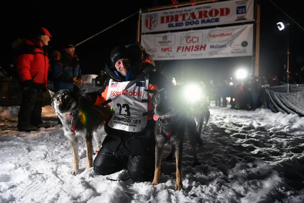 Willow, 2021. március 16.
Dallas Seavey ünnepel, miután megnyerte az Iditarod amerikai kutyaszánversenyt az alaszkai Willowban 2021. március 15-én. A 34 éves Seavey ötödször diadalmaskodott a világ leghíresebb kutyaszánversenyén.
MTI/AP/Anchorage Daily Ne