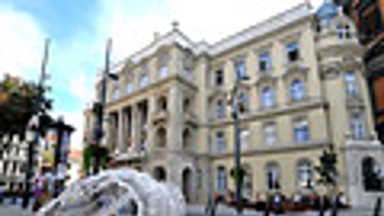 ELTE, Az Eötvös Loránd Tudományegyetem Állam- és Jogtudományi Karának felújított épülete a belvárosi Egyetem téren 2012. szeptember 10-én.