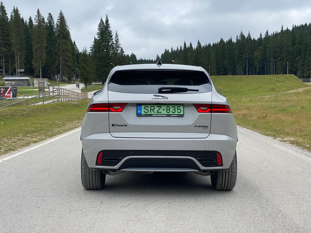 Jaguar E-Pace P300e PHEV teszt 