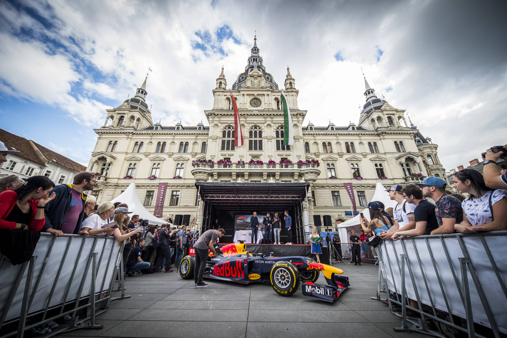 Előkészületek a Forma-1-es Osztrák Nagydíjra, a Red Bull Racing Grazban 