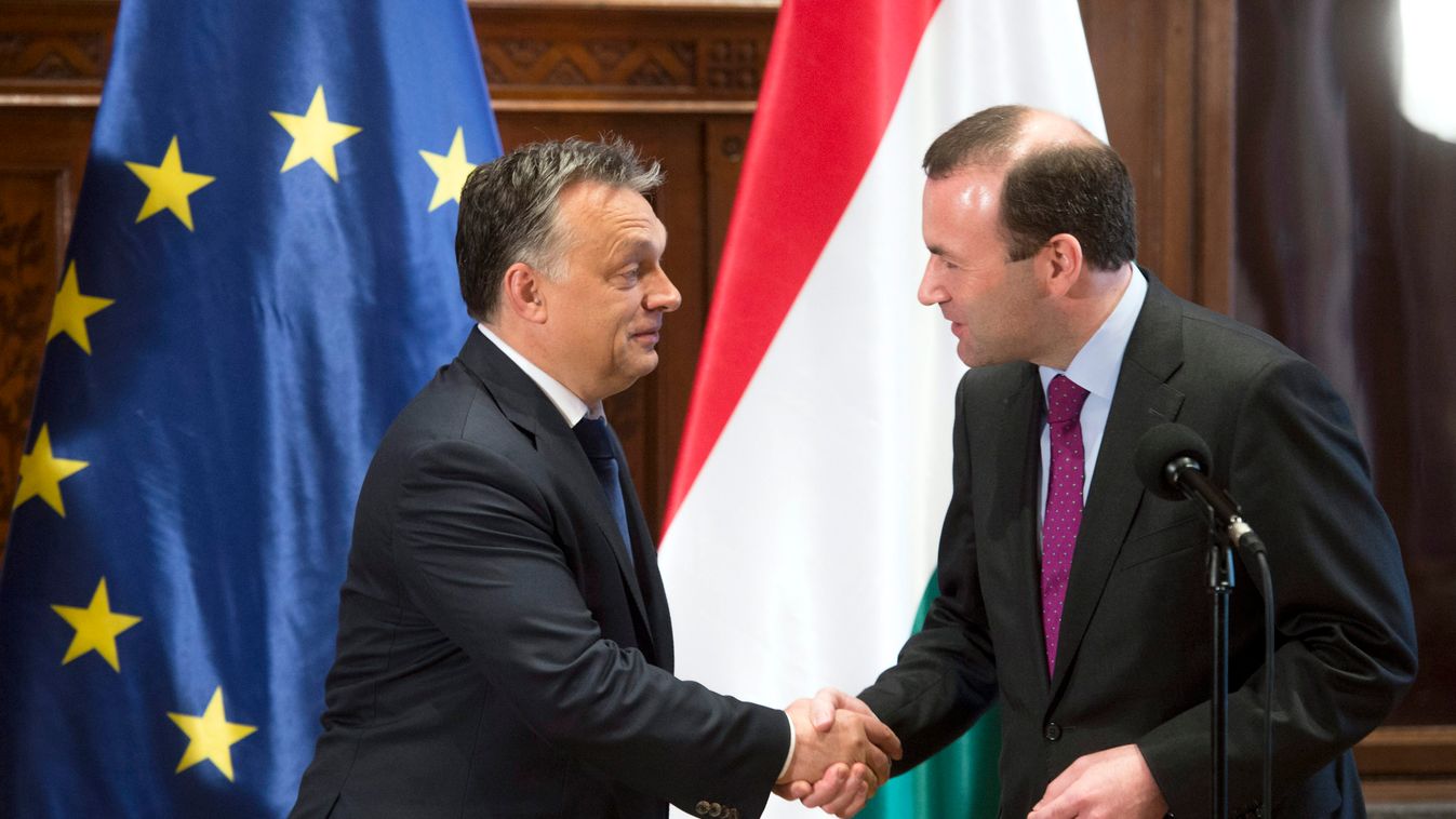 Orbán Viktor; WEBER, Manfred Budapest, 2015. június 4.
Orbán Viktor miniszterelnök (b) és Manfred Weber, az Európai Néppárt frakcióvezetője kezet fog megbeszélésük után Budapesten, az Országház Munkácsy-termében 2015. június 4-én.
MTI Fotó: Koszticsák Szi