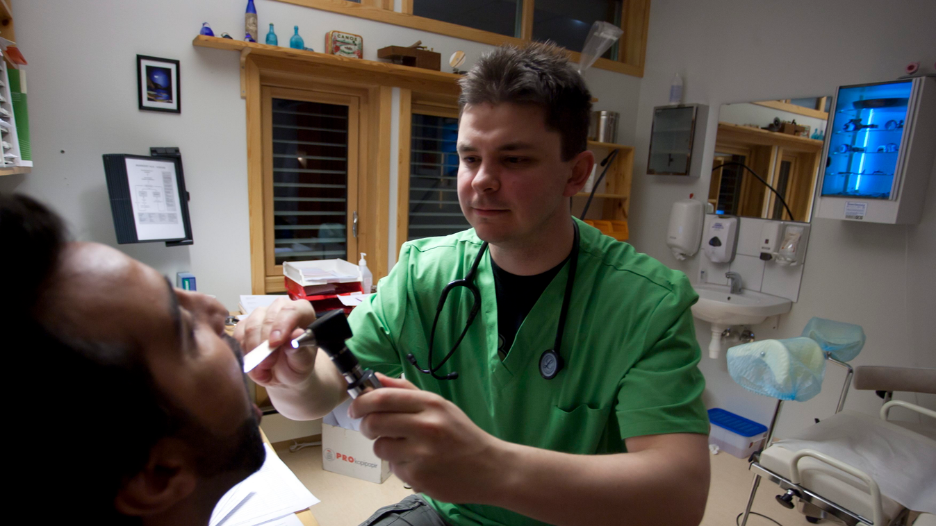 Karosi Zoltán egy beteget vizsgál az észak-norvégiai Alta városban lévő háziorvosi rendelőjében. rezidens elvándorlás, orvos elvándorlás, egészségügy 