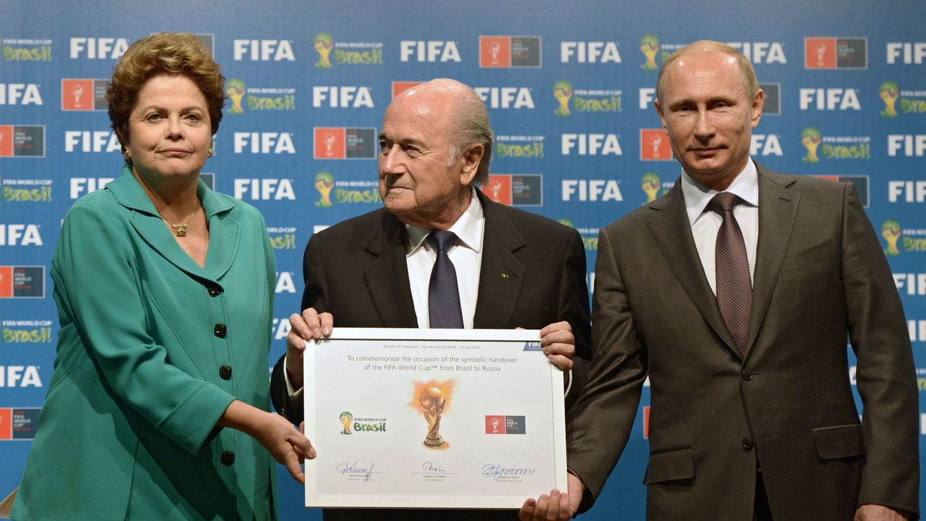 Dilma Rousseff, Brazília (előző vébé) államelnök asszonya, Sepp Blatter FIFA-elnök és Vlagyimir Putyin (Oroszország (következő vébé) elnöke 