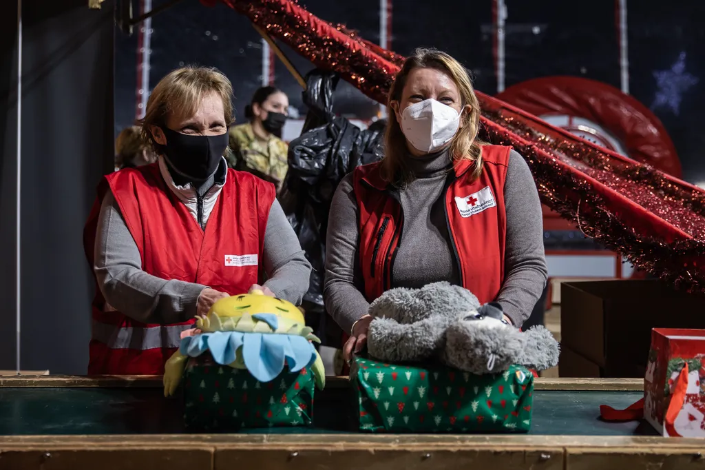 Mikulásgyár A MikulásGyár nem tesz különbséget ember és ember között, nem kérdezi, ki miért éhezik. Ha tud, segít, tekintet nélkül származásra, etnikumra, nemzetiségre, vallásra, életkorra. A MikulásGyár szellemisége a humánumból és a szolidaritásból faka