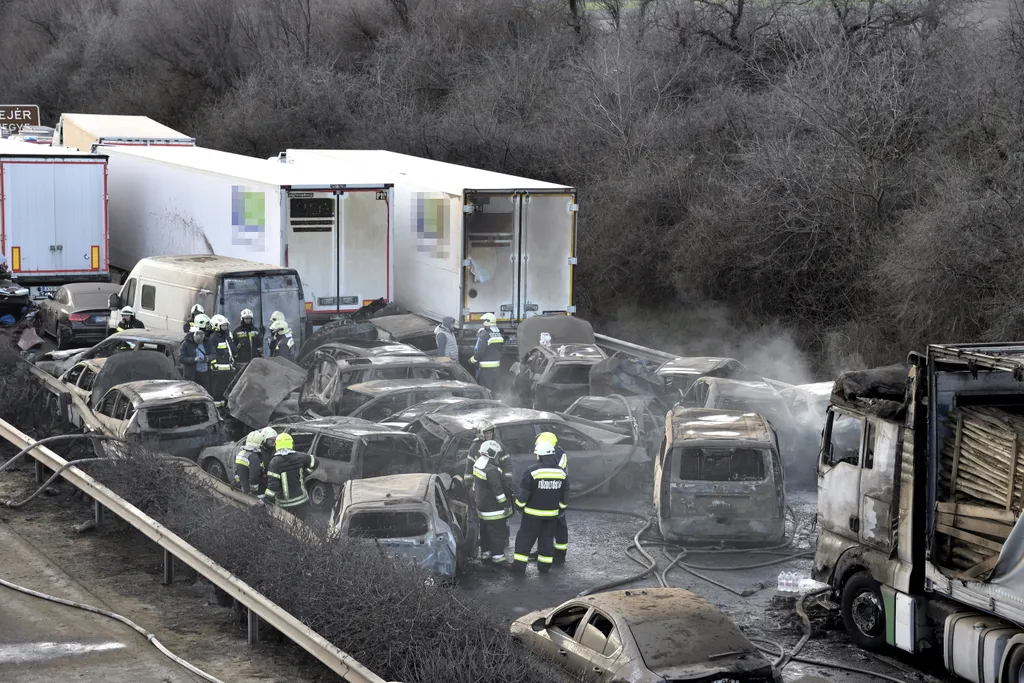 M1, autópálya, baleset, 26-os kilométer, személyautók, kamion, ütközés, kigyulladt autók, karambol, 2023. 03. 11. Pest vármegye határa, Mány, Bicske, Zsámbék 