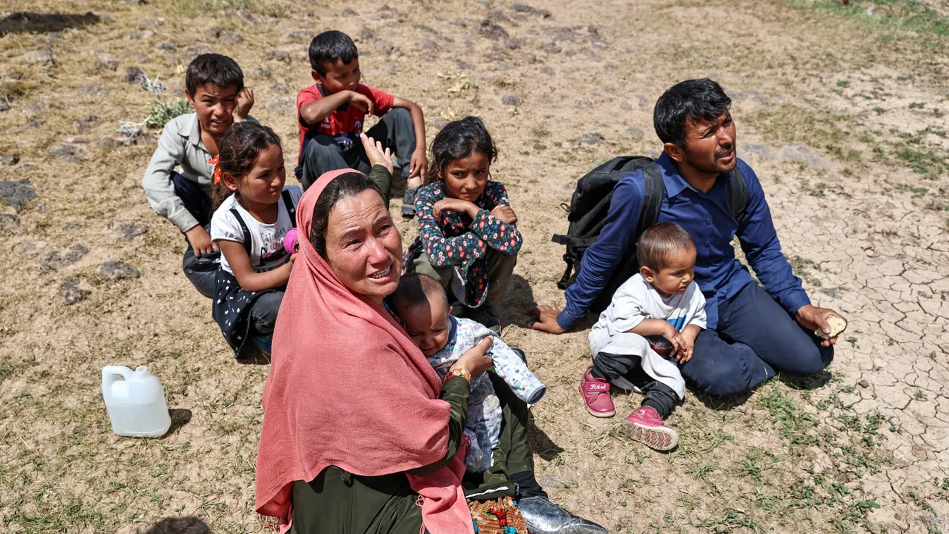 Afgán migráns, bevándorlás, határ, Törökotszág, migráció,  Security forces patrol the Iranian border help an exhausted Afghan family with 6 children Afghan family,Security forces Horizontal 