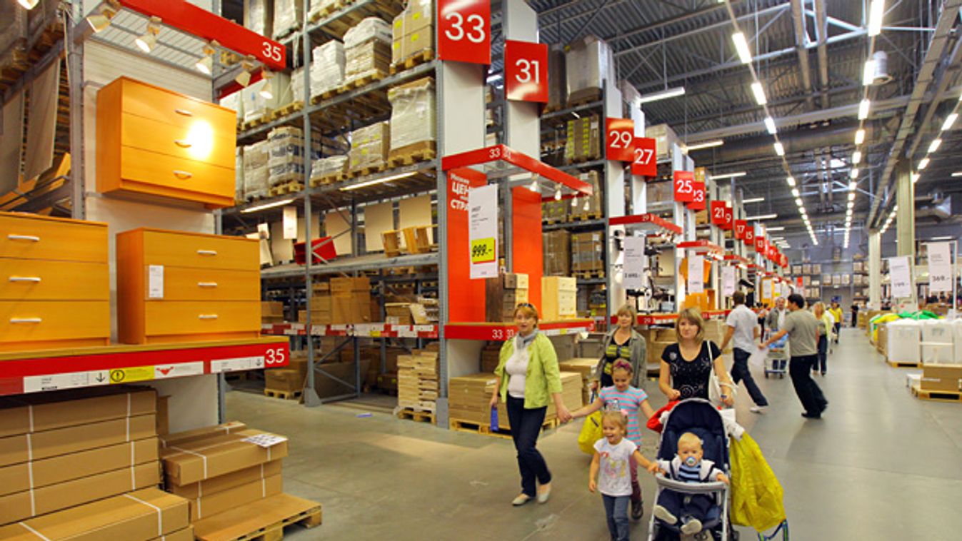 visszavonul Ingvar Kamprad, az IKEA vezére, vásárlók a moszkvai Belaya Dacha áruházban 