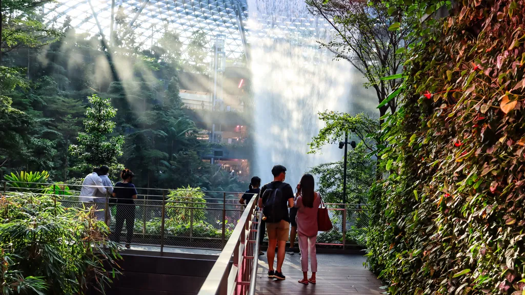 Singapore,  beltéri vízesés szingapúr repülőtér 