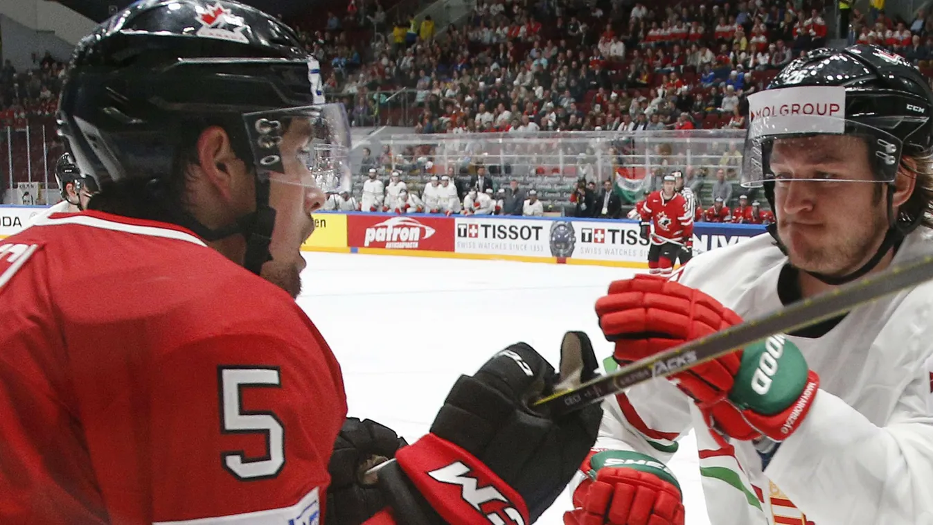 Kevin Wehrs és a kanadai Cody Ceci (b) az oroszországi jégkorong-világbajnokság B csoportjának második fordulójában Szentpéterváron 