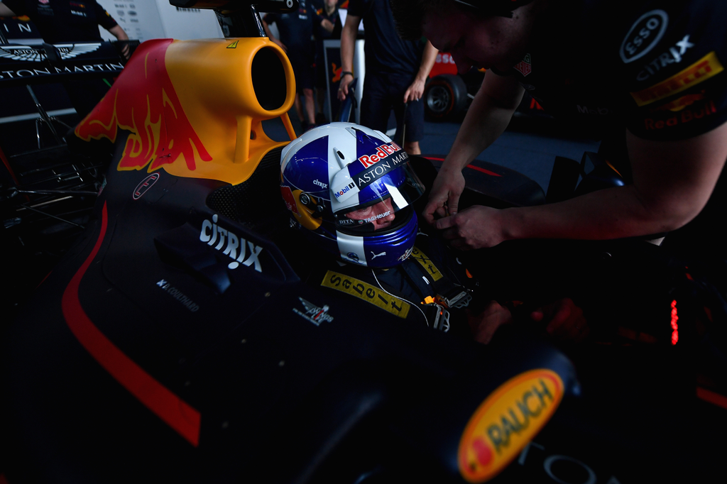 Az utcai parádén David Coulthard vezette a Red Bull Racing Forma-1-es autóját, Ho Si Minh-városban, Vietnámban 