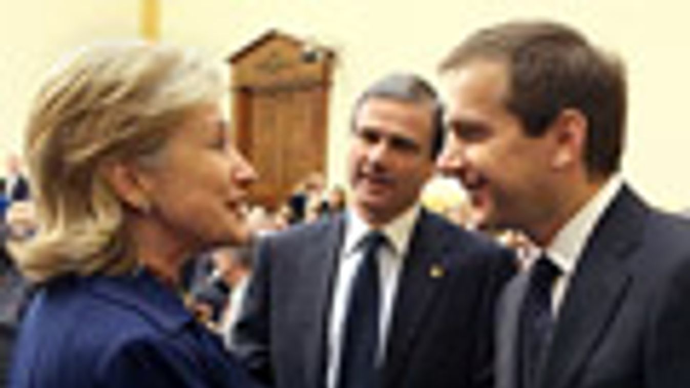 baloldali finanszírozás, Hillary Clinton amerikai külügyminiszter üdvözli Bajnai Gordon miniszterelnököt 2009.12.2-án Washingtonban. Középen Szombati Béla