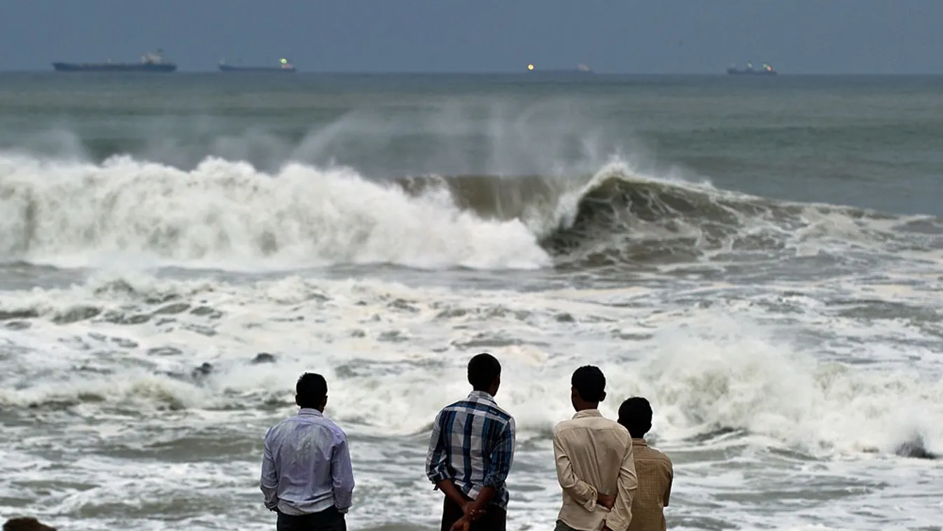 A Phailin ciklon Indiában, India keleti partvidékéről a hatóság figyelmeztetésére eddig mintegy 440 ezer embert evakuáltak