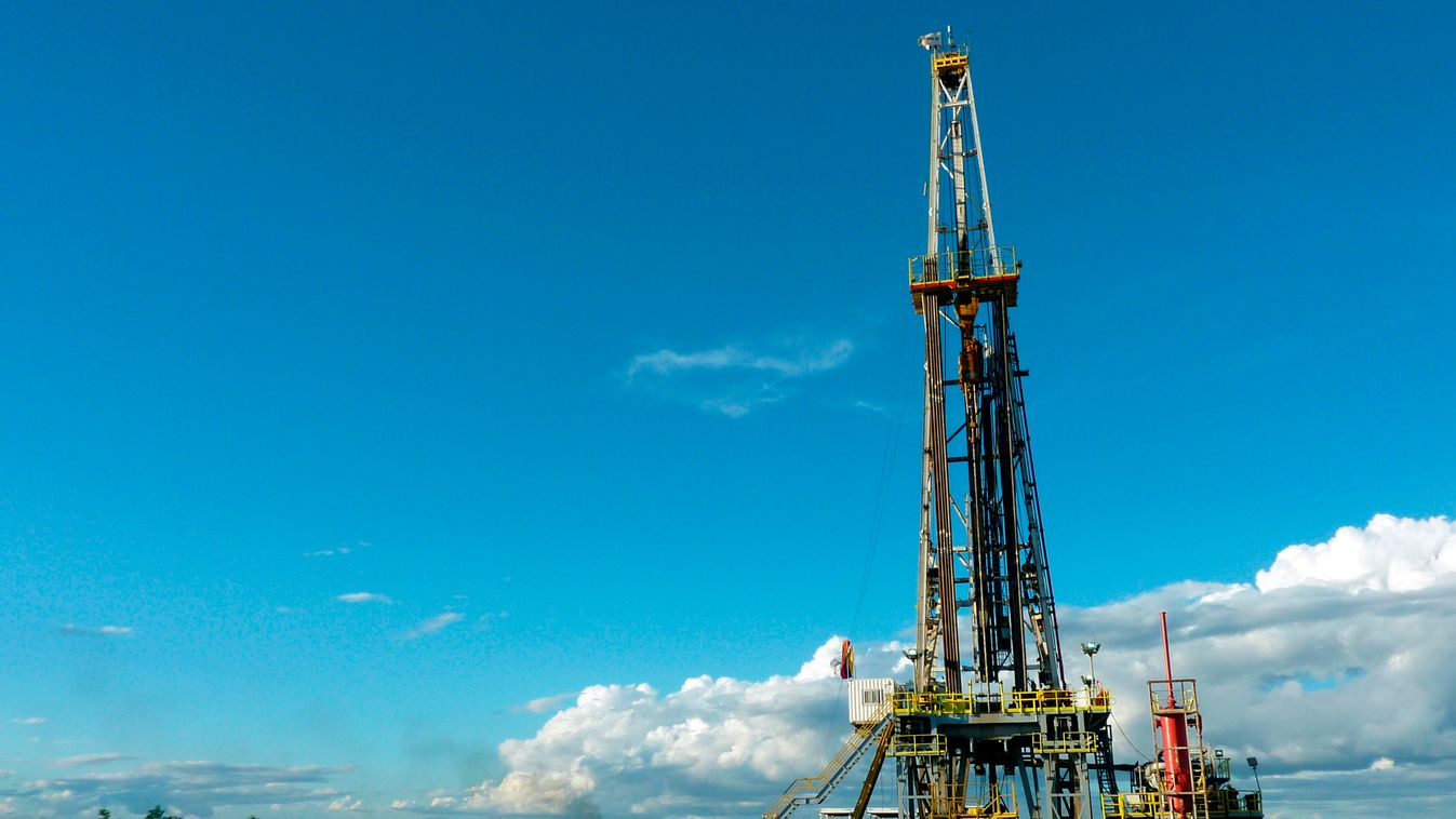 Horizontal An oil drilling rig in the Junin 10 field in the Orinoco Oil Belt, in Anzoategui, Venezuela on January 24, 2012. The Venezuelan government is launching a plan to increase by 40% the oil production in the oil rich Orinoco Belt (East) in 2012.  A